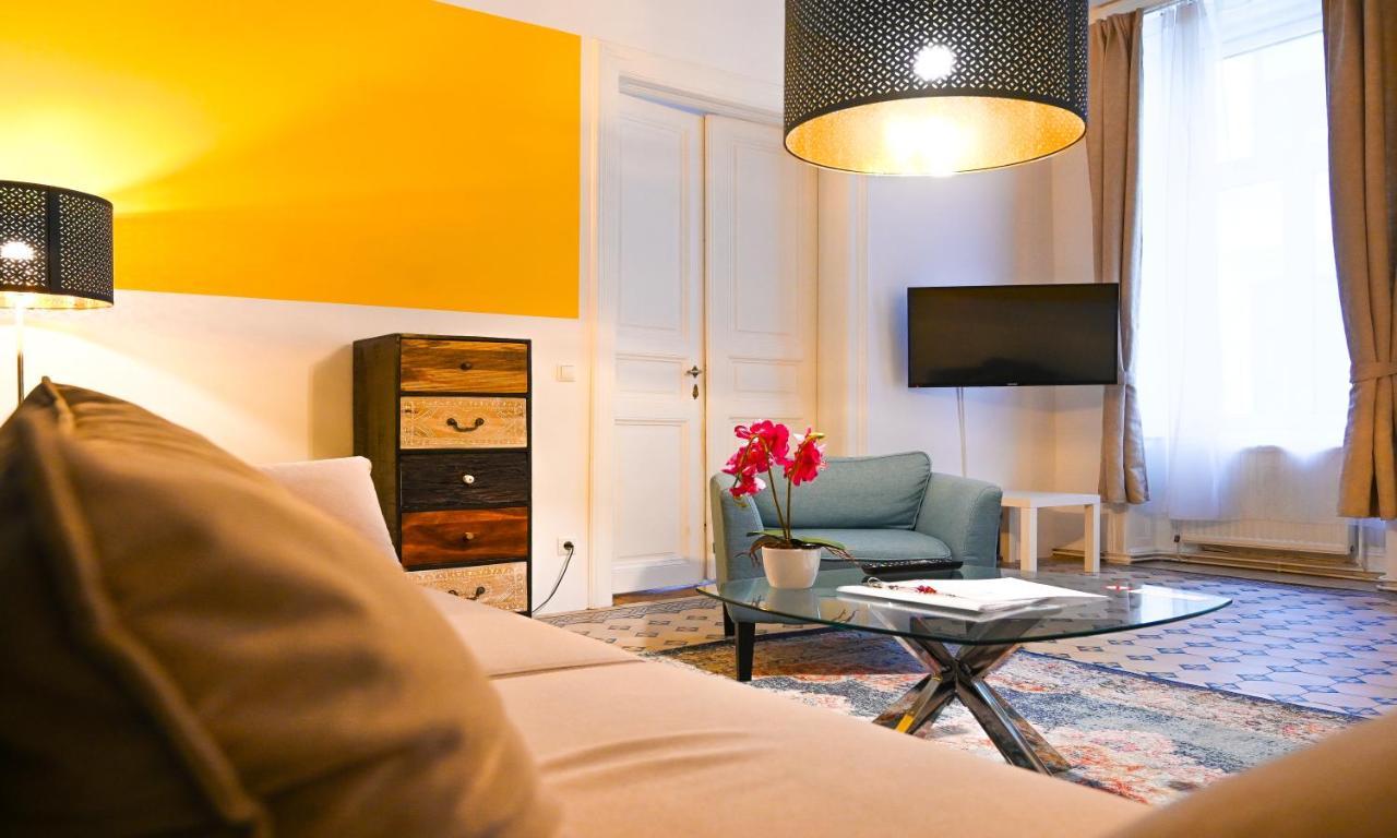 Backpacker Apartment City Center Wina Bagian luar foto