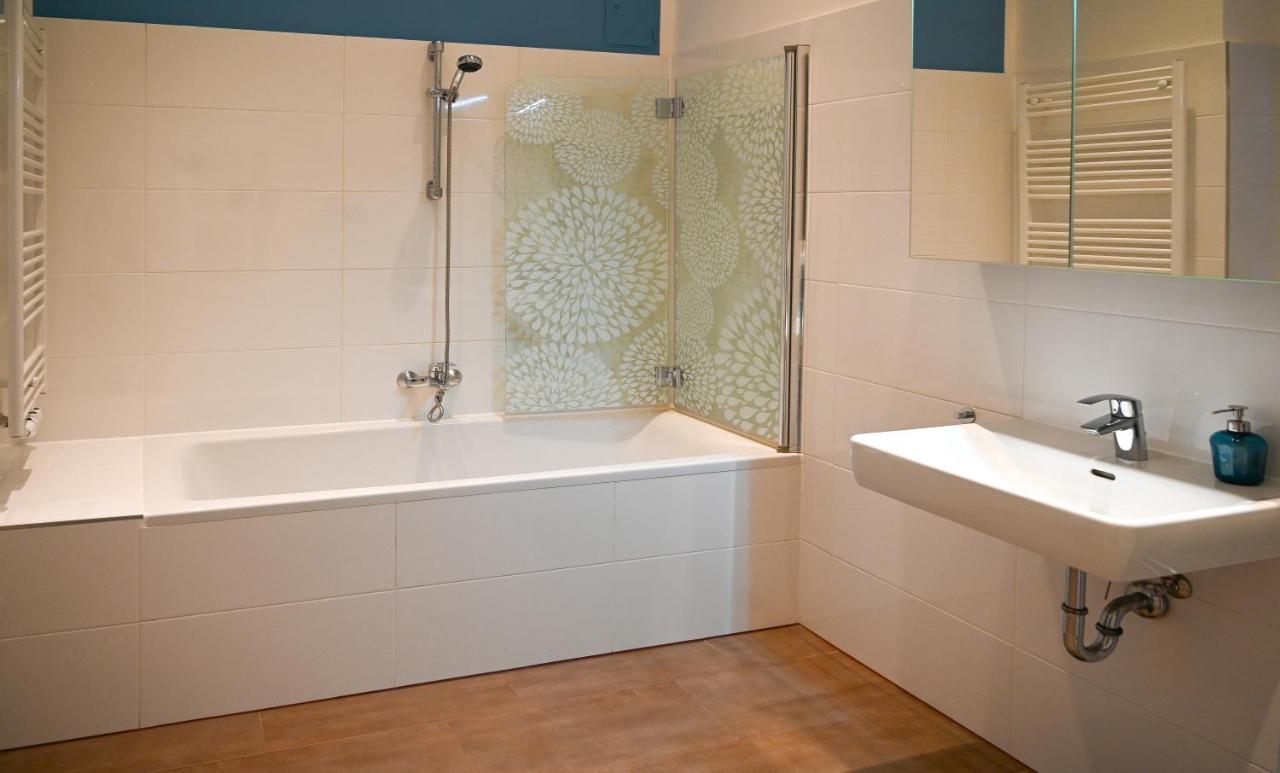 Backpacker Apartment City Center Wina Bagian luar foto